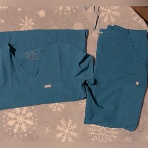 FIGS Aqua scrub set top Sz Small, bottom ss medium